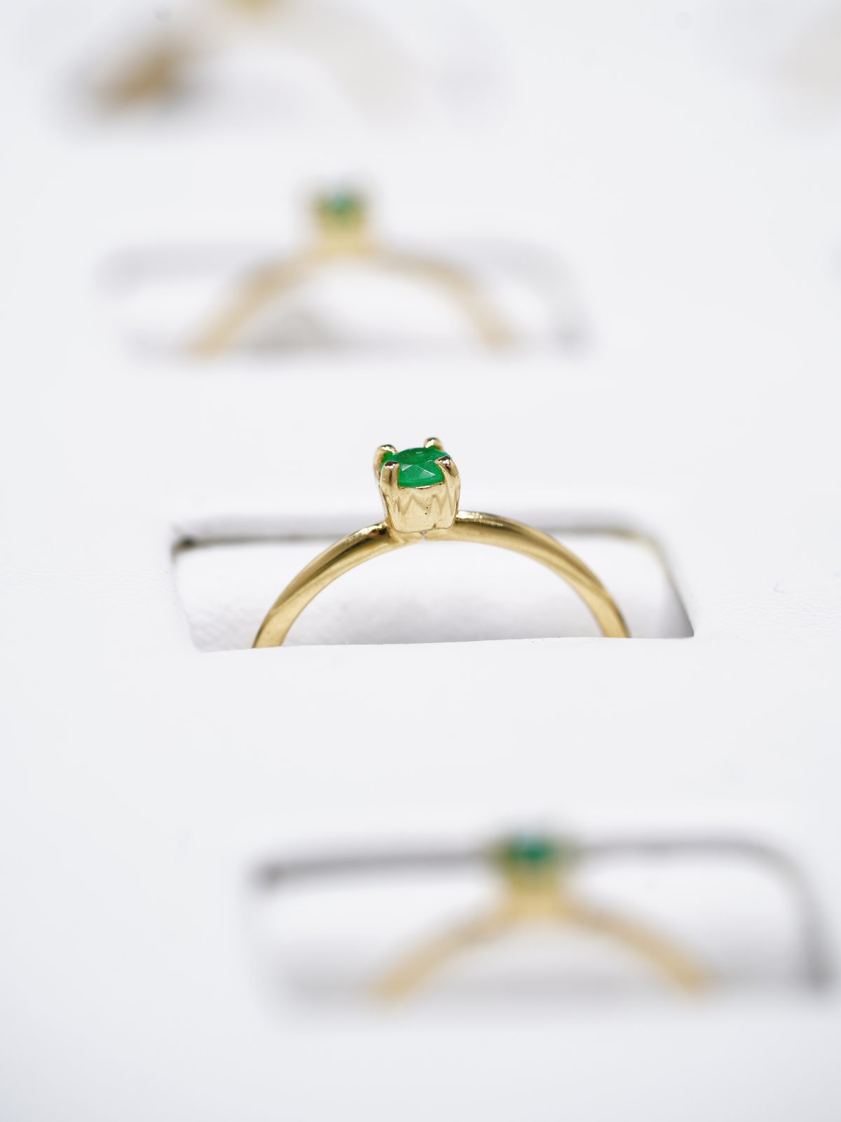 Anillos con Esmeralda para Compromiso desde $1.350.000: Elegancia y Amor en Oro 18K