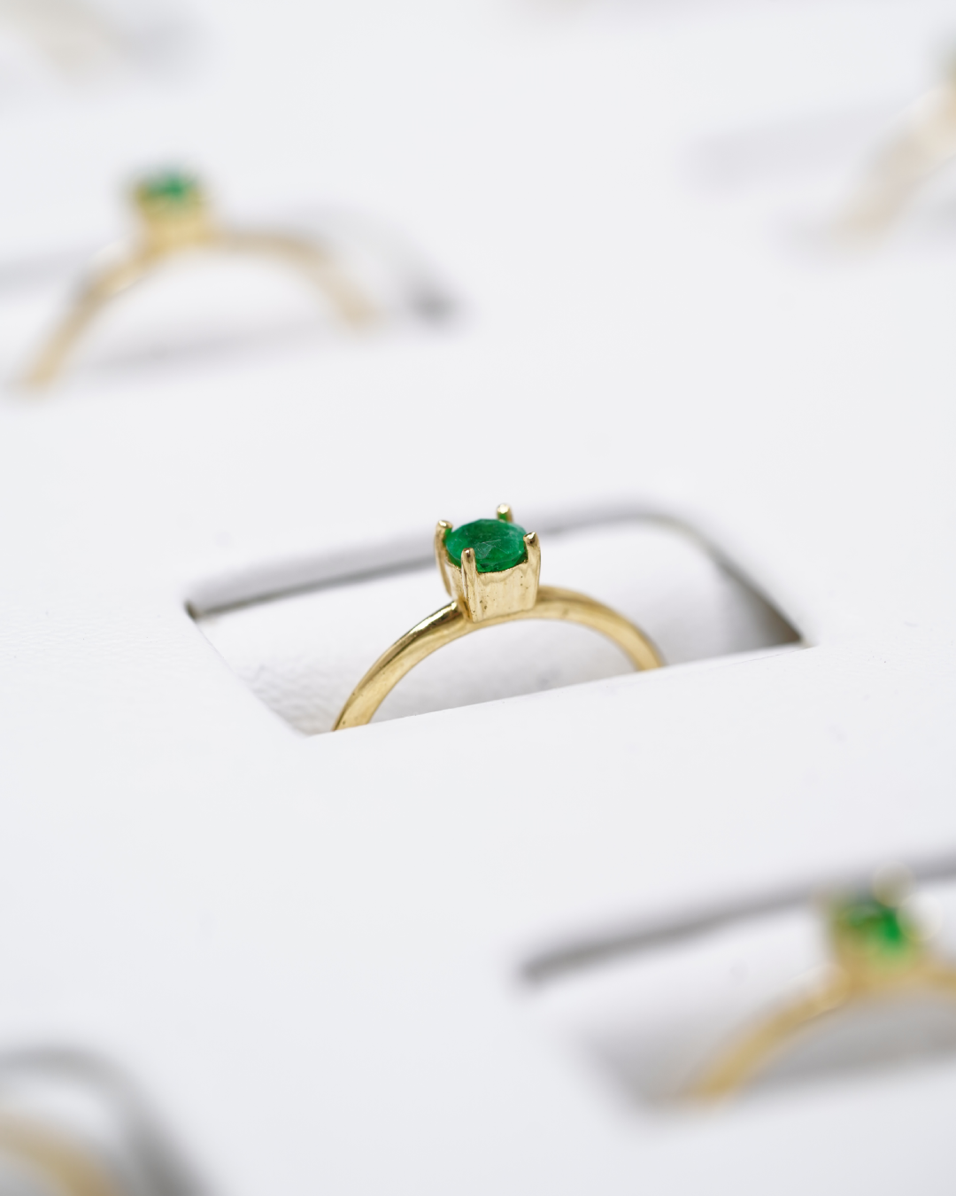 Anillo de Oro 18K con Esmeralda Natural