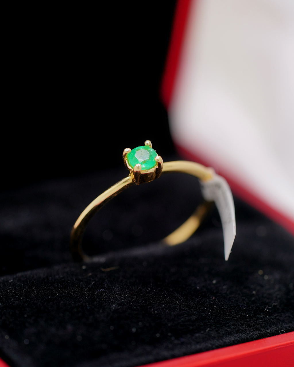 Anillo de Oro 18K con Esmeralda Natural