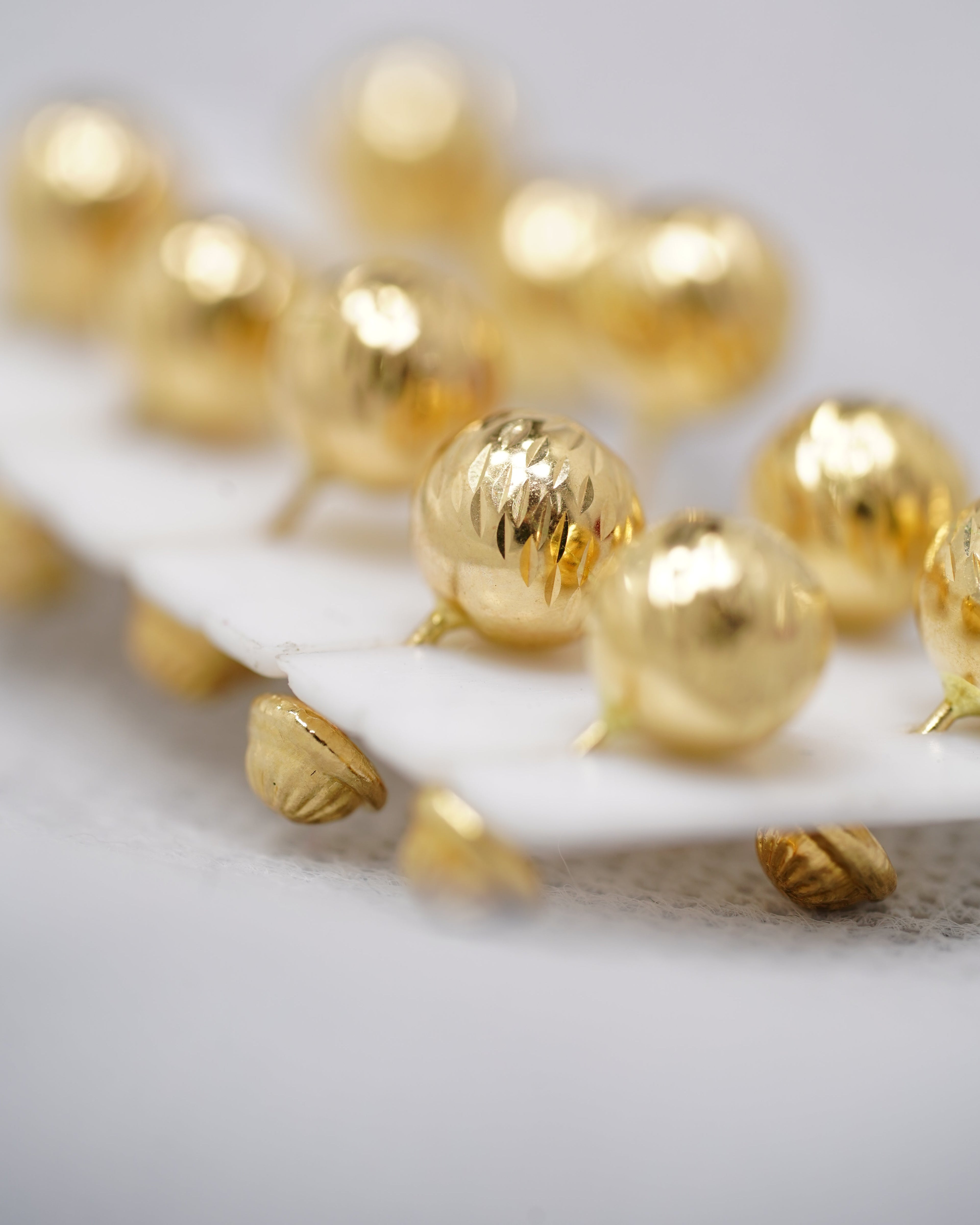 Topos de Balín Diamantado en Oro 18K: Elegancia Clásica para Toda Ocasión