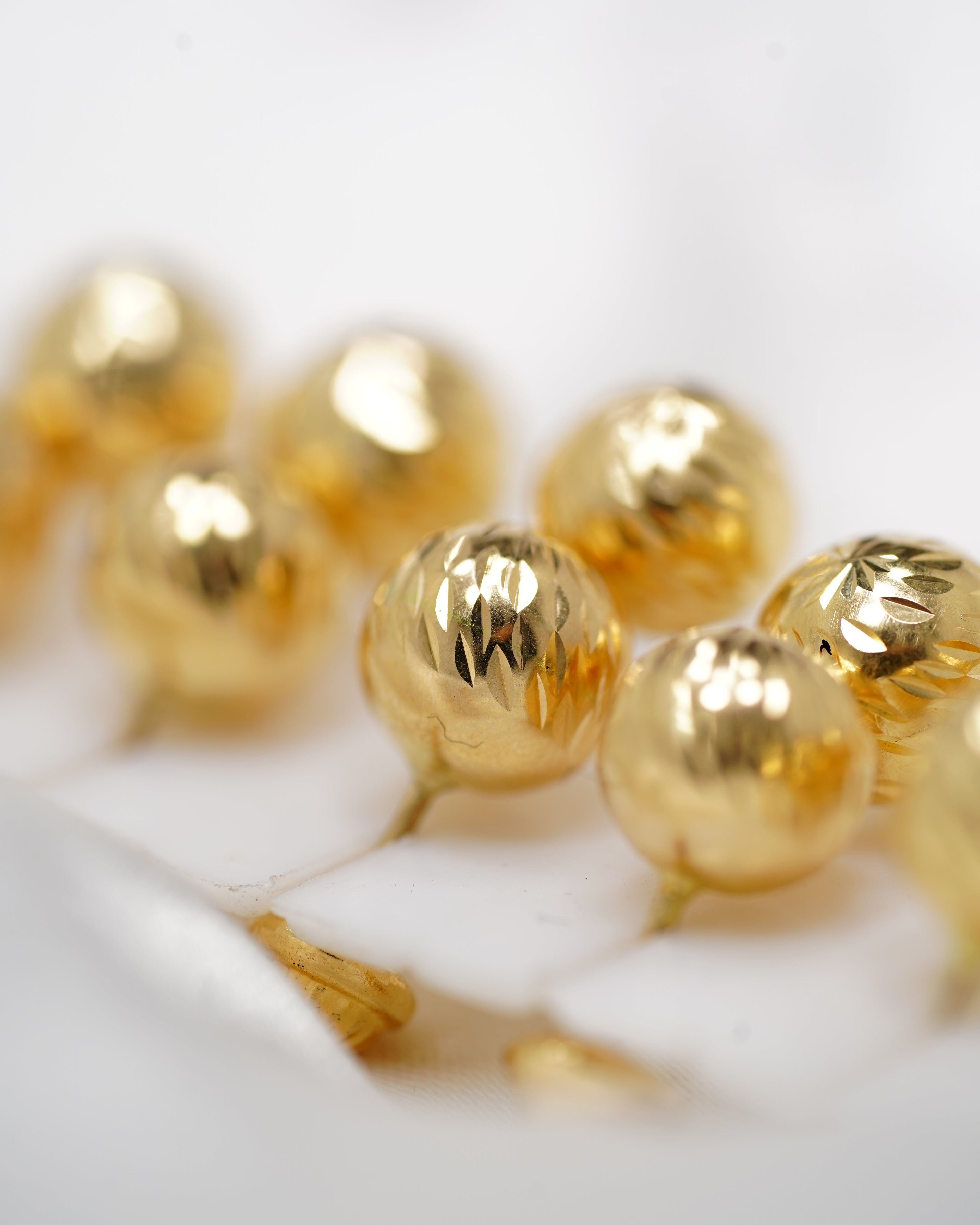 Topos de Balín Diamantado en Oro 18K: Elegancia Clásica para Toda Ocasión