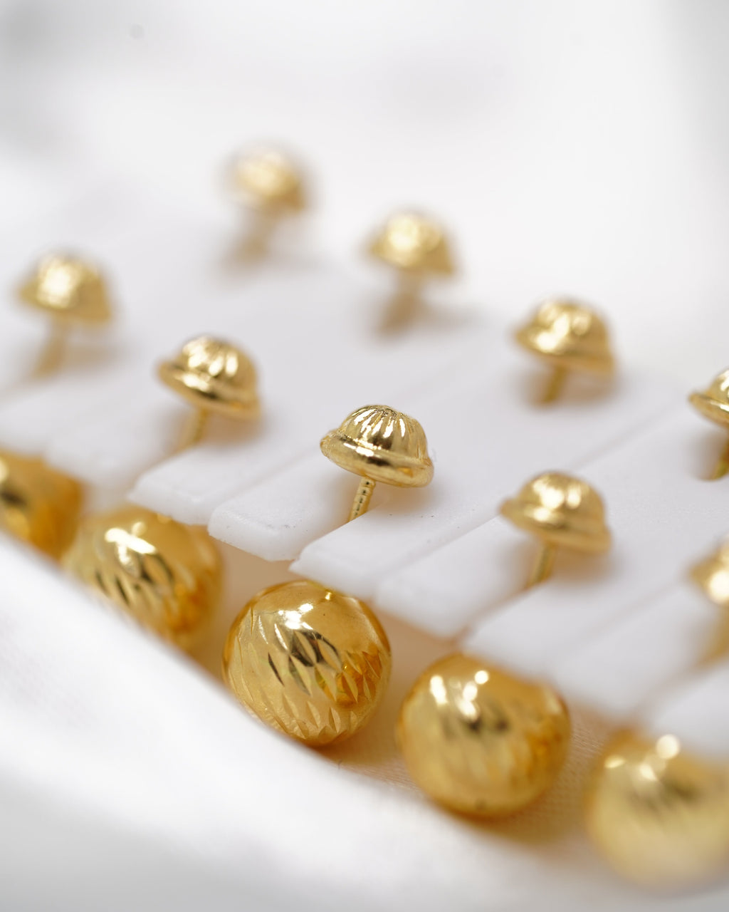 Topos de Balín Diamantado en Oro 18K: Elegancia Clásica para Toda Ocasión