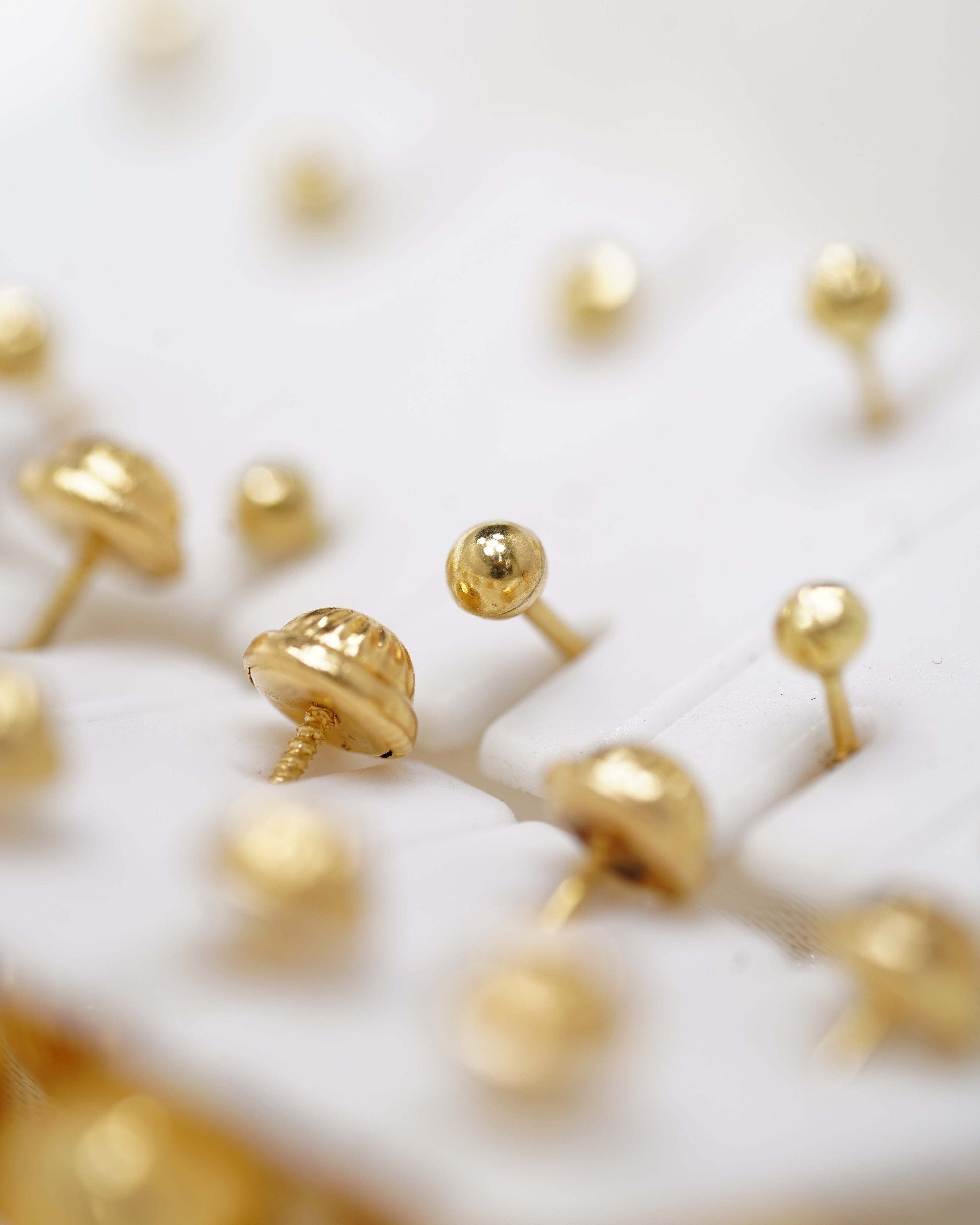 Topos de Balín Diamantado en Oro 18K: Elegancia Clásica para Toda Ocasión