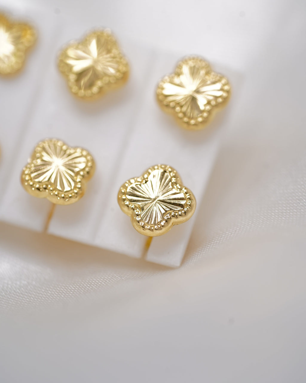 Topos de Oro 18K 0.9 g – Elegancia, Comodidad y Calidad