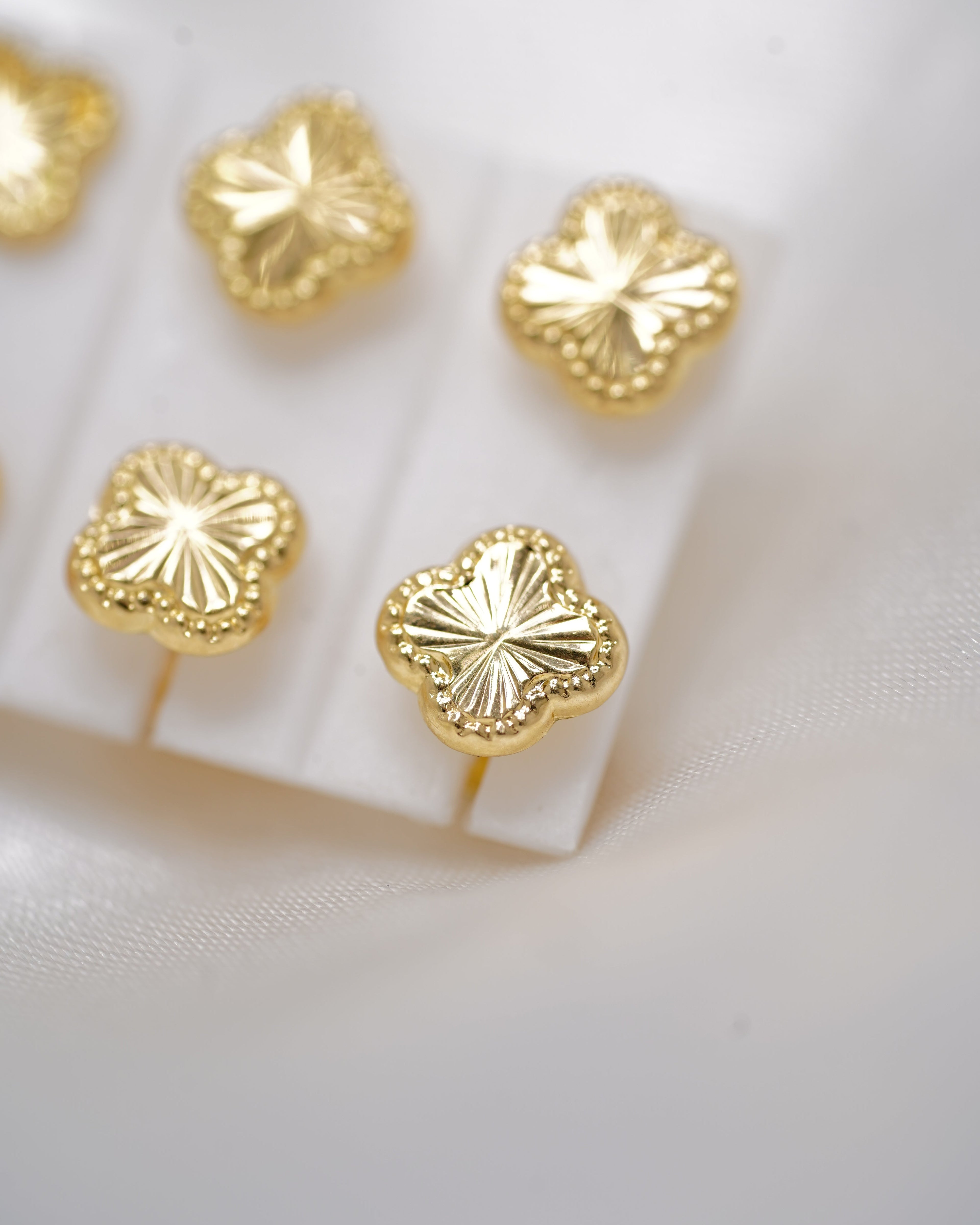 Topos de Oro 18K 0.9 g – Elegancia, Comodidad y Calidad