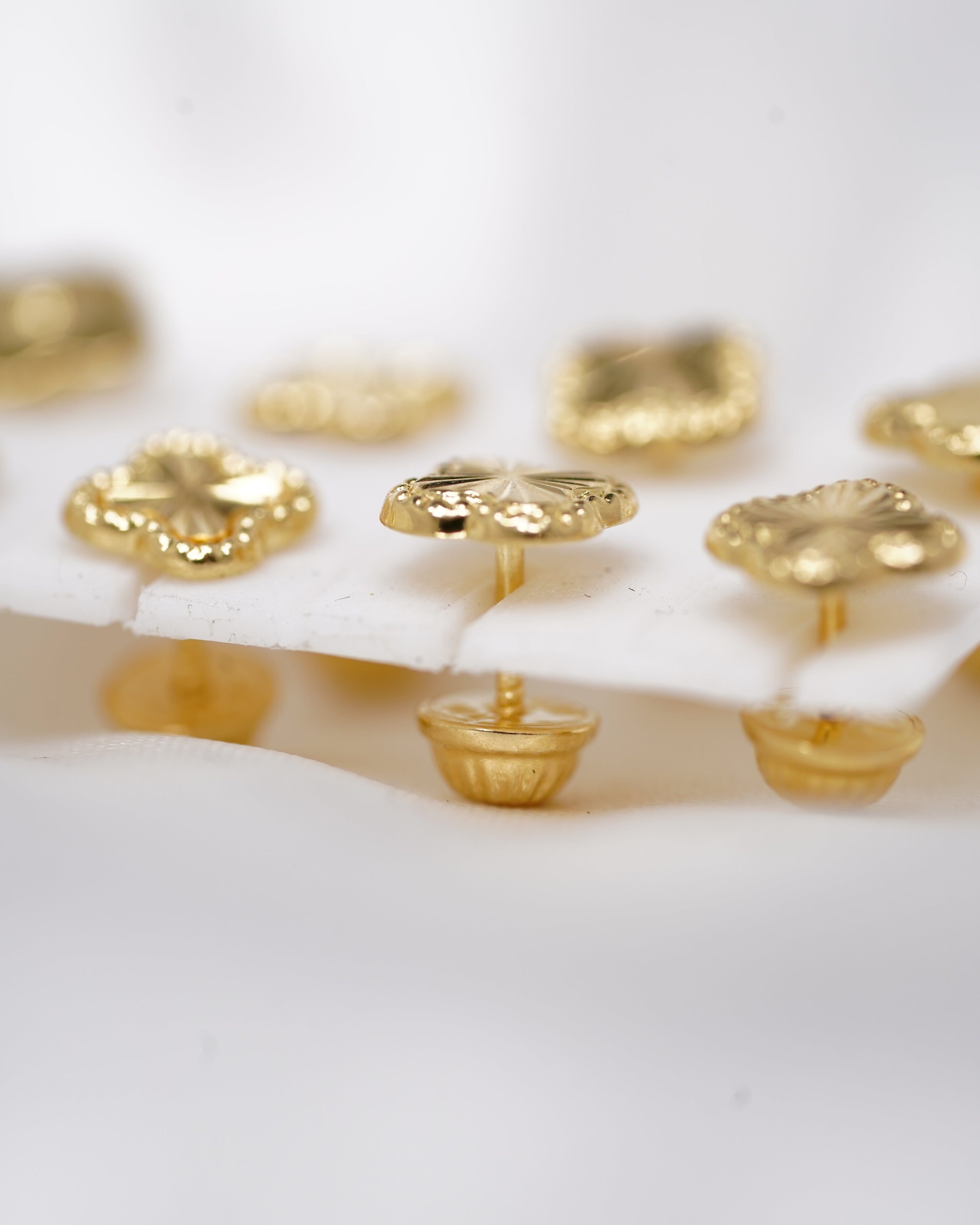 Topos de Oro 18K 0.9 g – Elegancia, Comodidad y Calidad