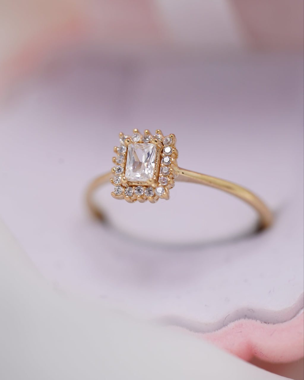Anillo Elegante para Mujer en Oro 18K