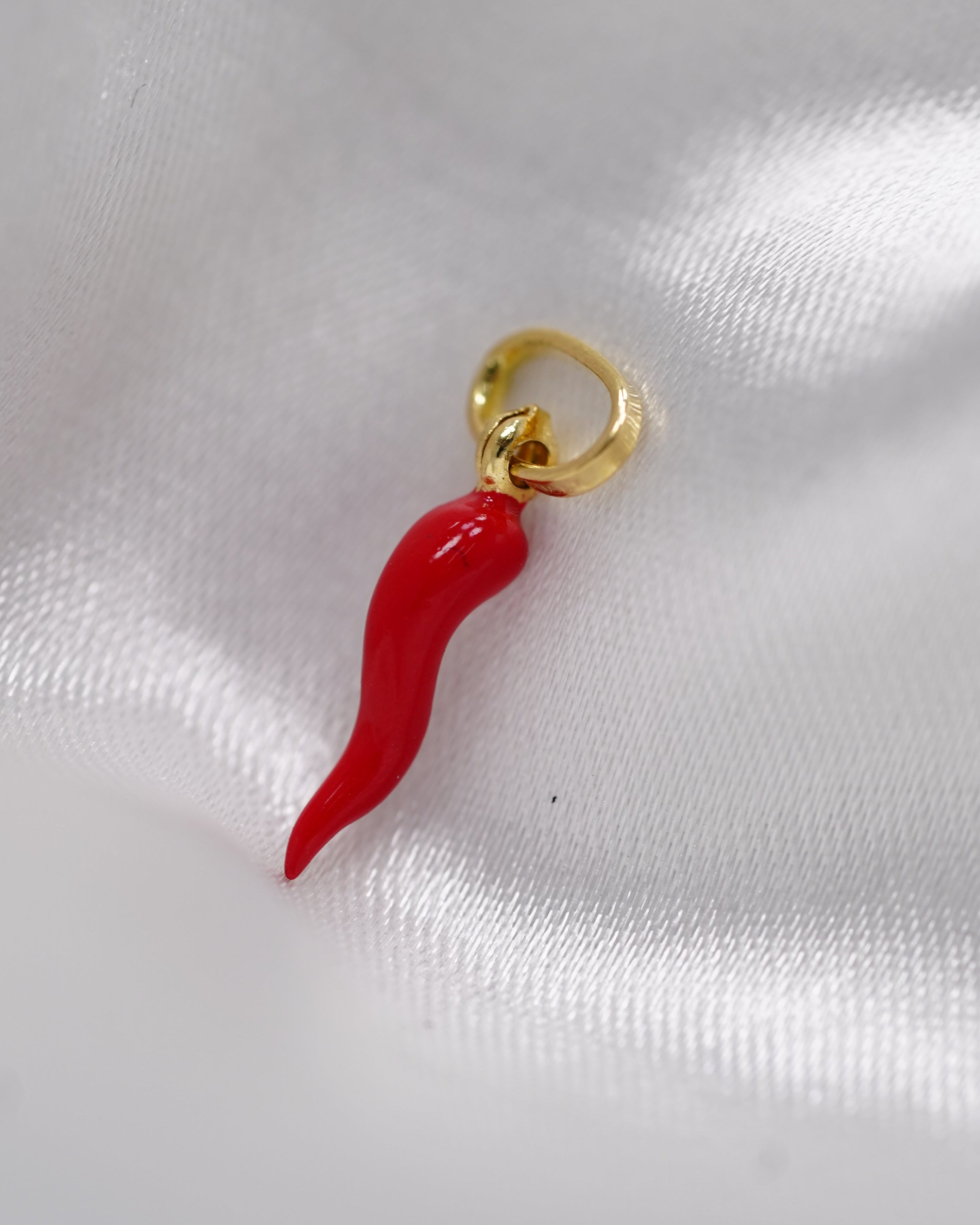 Dije Cornicello de Oro 18K – Amuleto de Protección y Buena Suerte