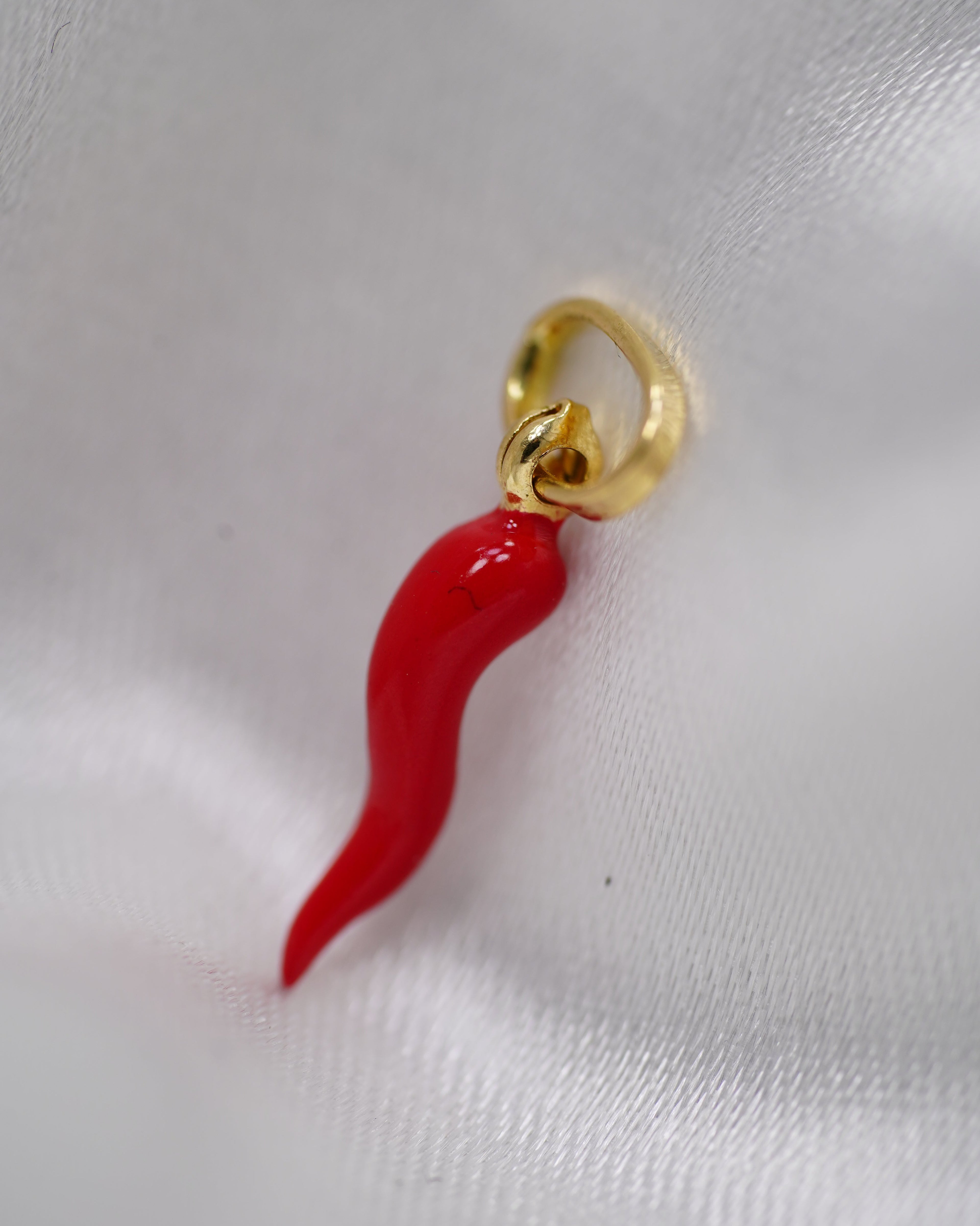 Dije Cornicello de Oro 18K – Amuleto de Protección y Buena Suerte