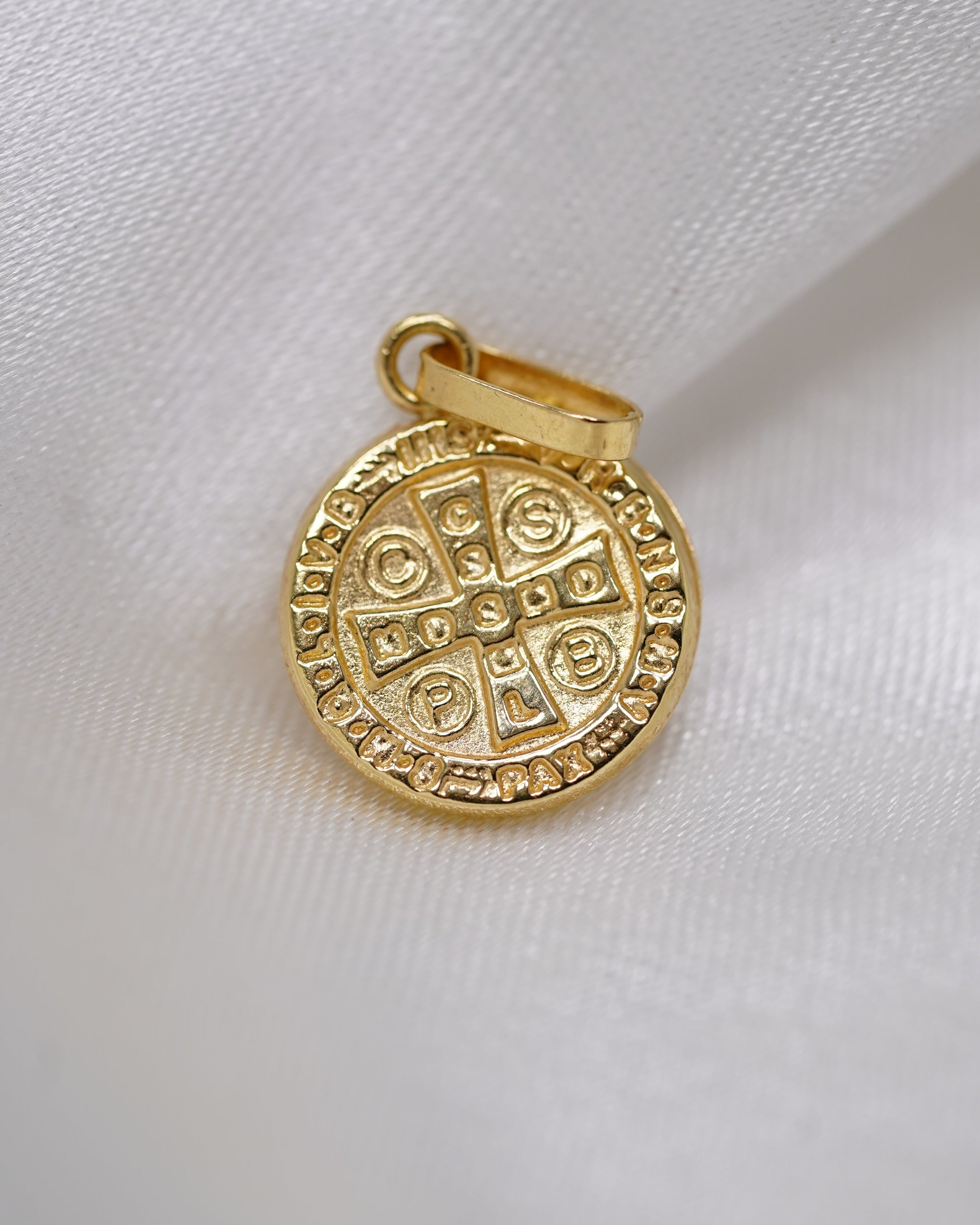 Dije Medalla de San Benito en Oro 18K – Símbolo de Fe y Protección 0.74 g