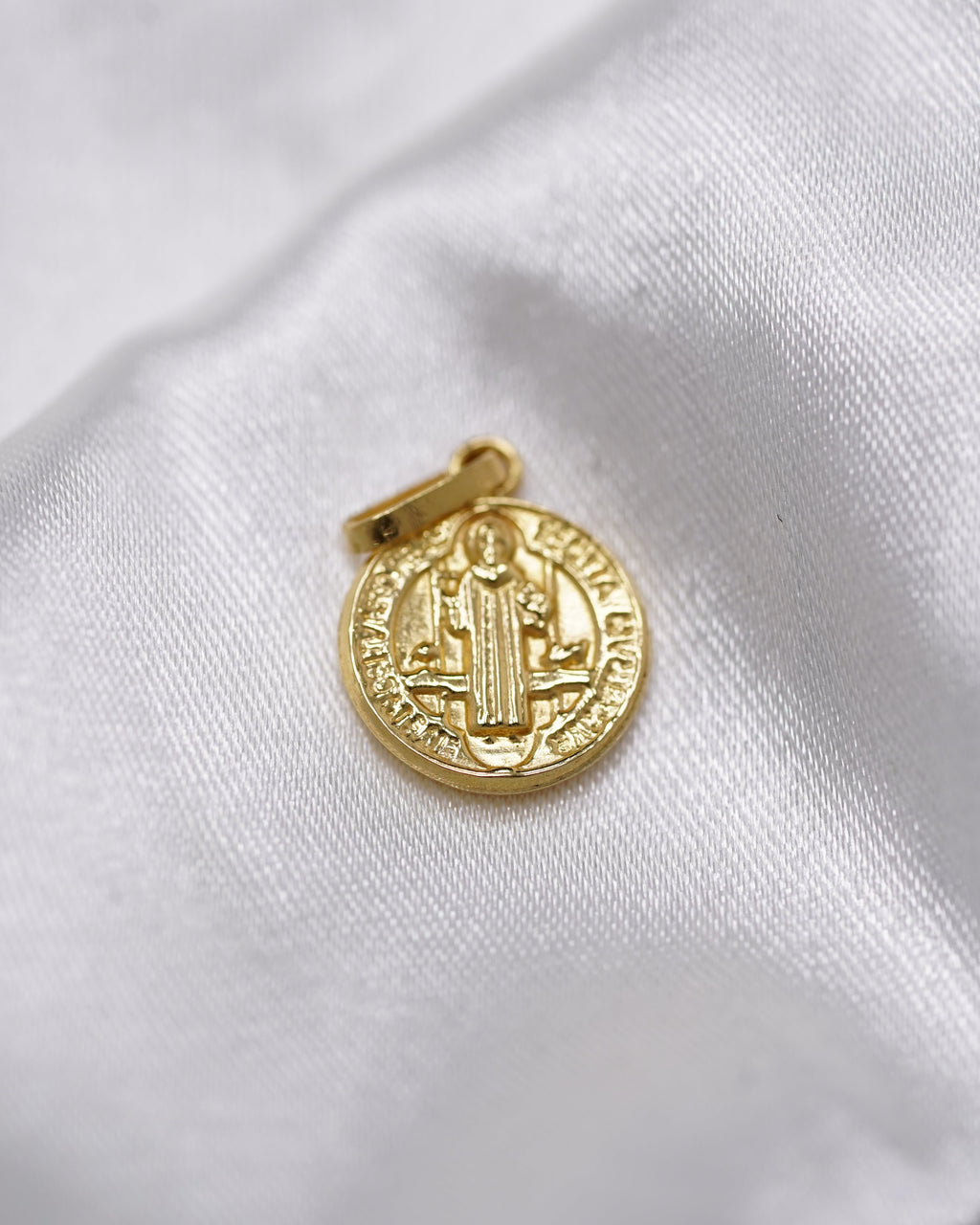 Dije Medalla de San Benito en Oro 18K – Símbolo de Fe y Protección 0.74 g
