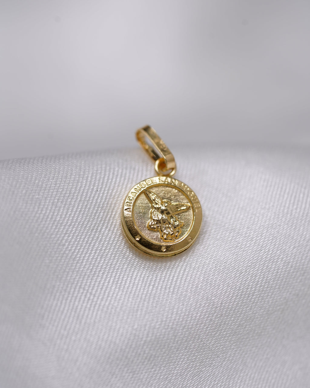 Dije de San Miguel Arcángel en Oro 18K
