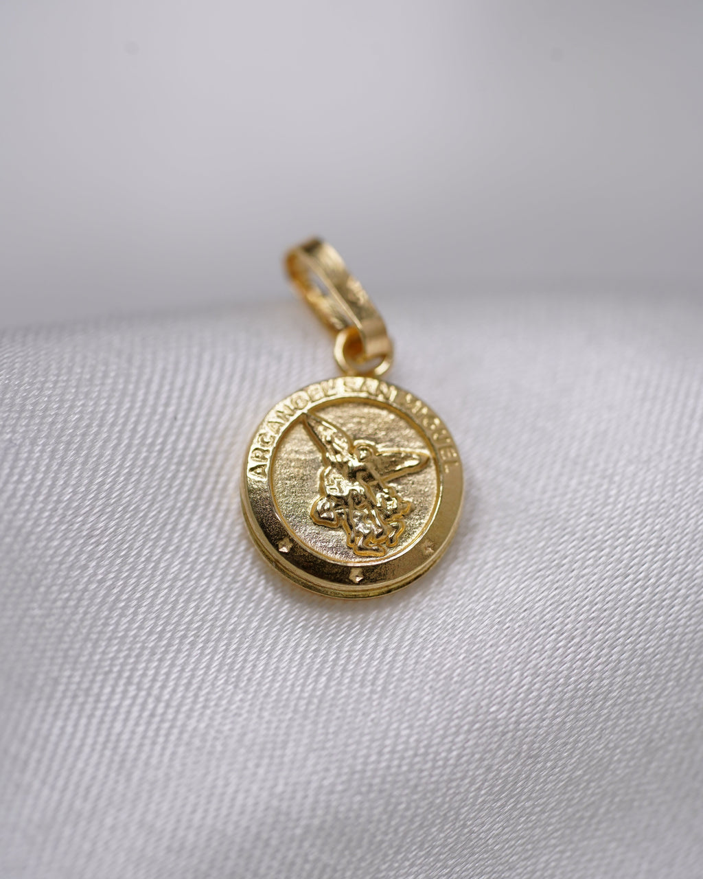 Dije de San Miguel Arcángel en Oro 18K