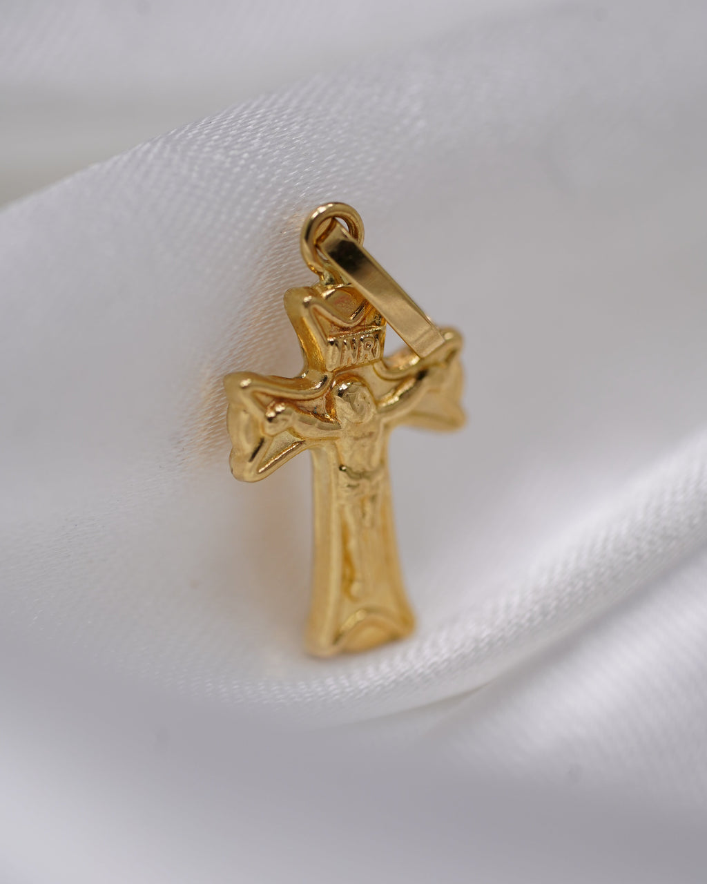 Dije de Cristo Crucificado en Oro 18K