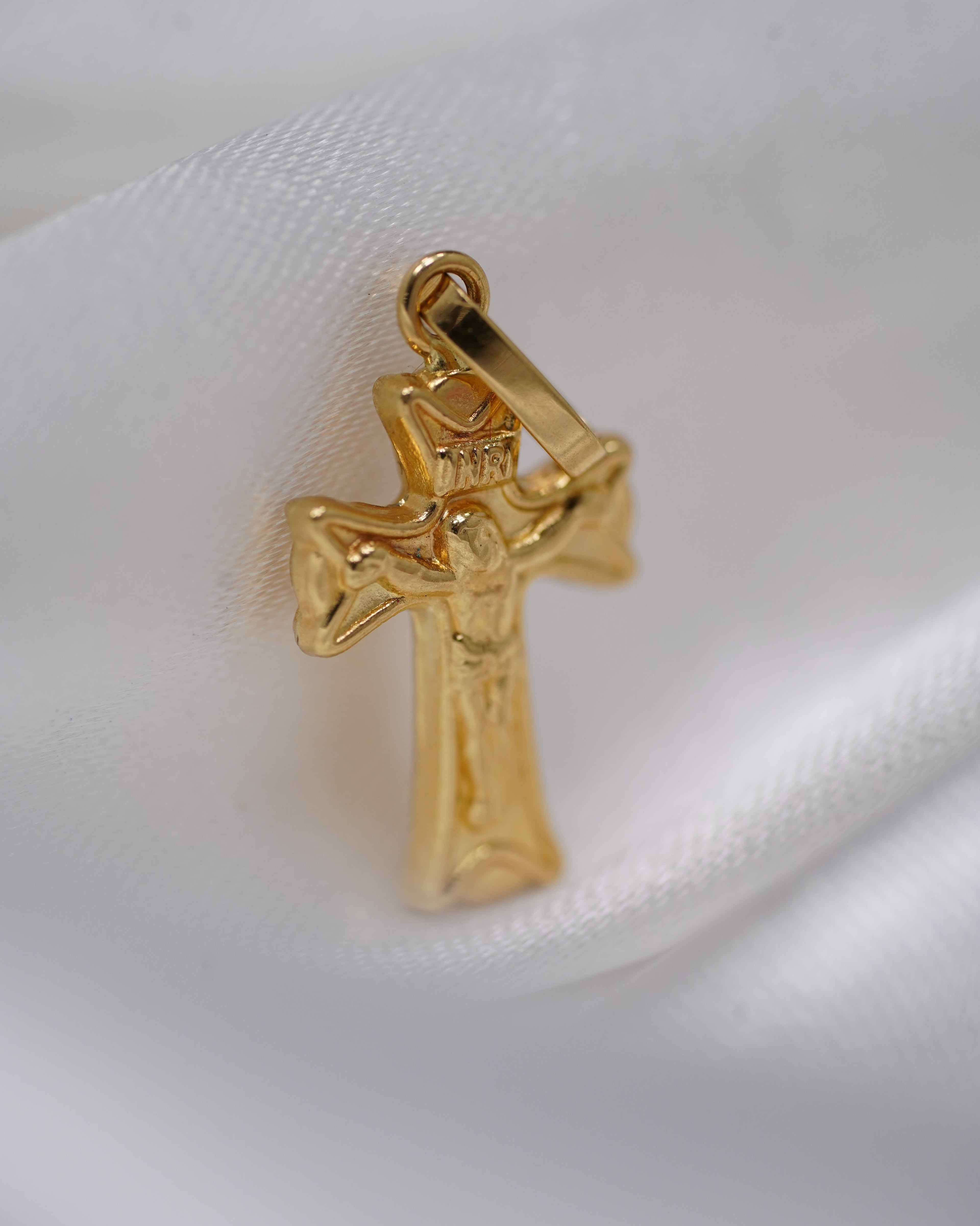 Dije de Cristo Crucificado en Oro 18K