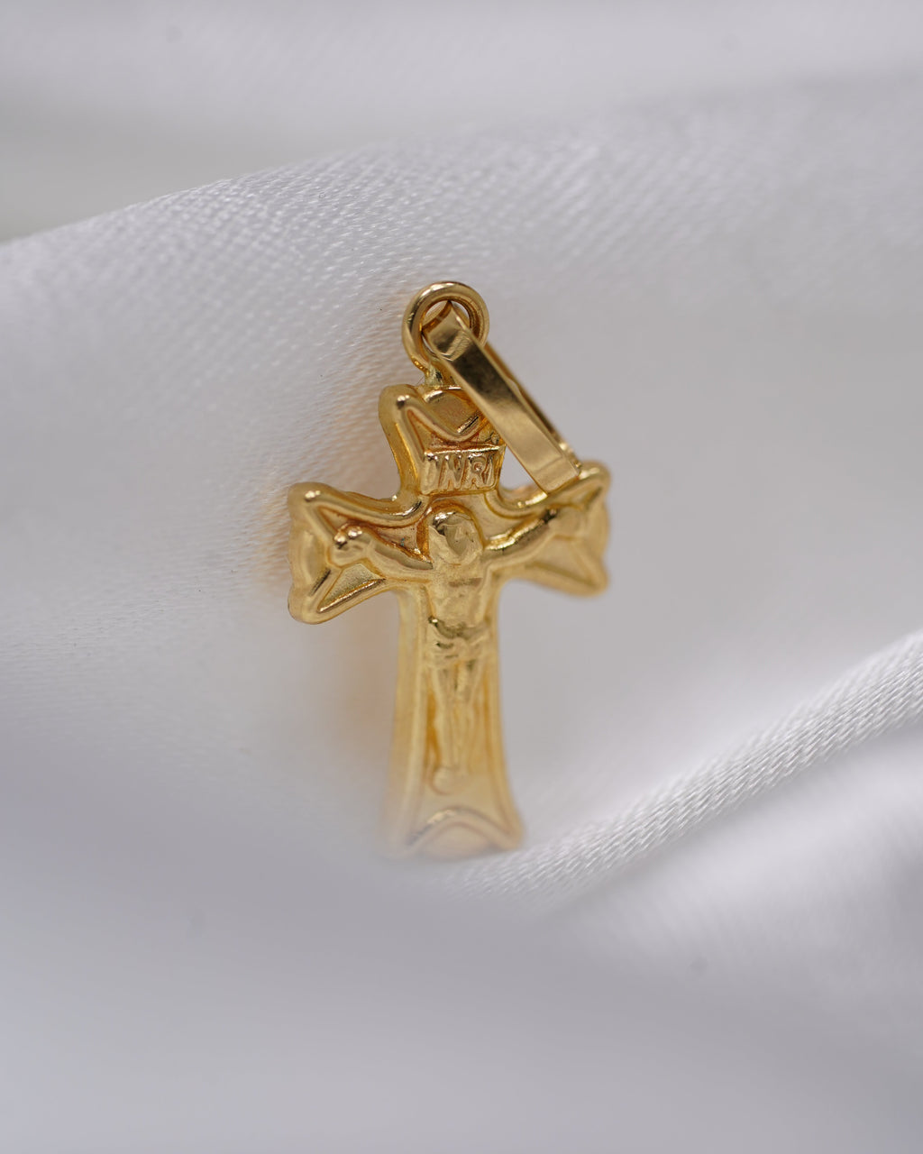 Dije de Cristo Crucificado en Oro 18K