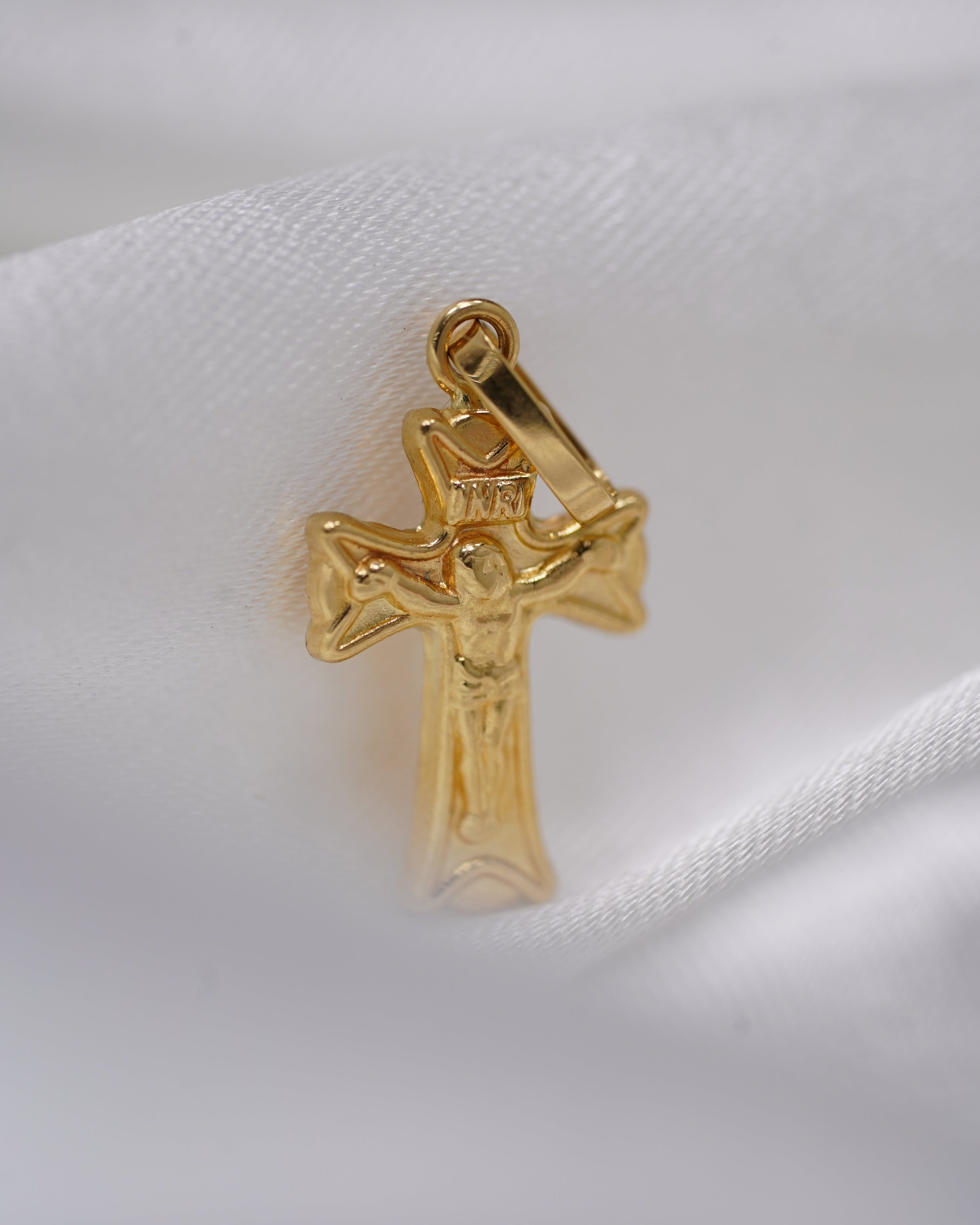 Dije de Cristo Crucificado en Oro 18K