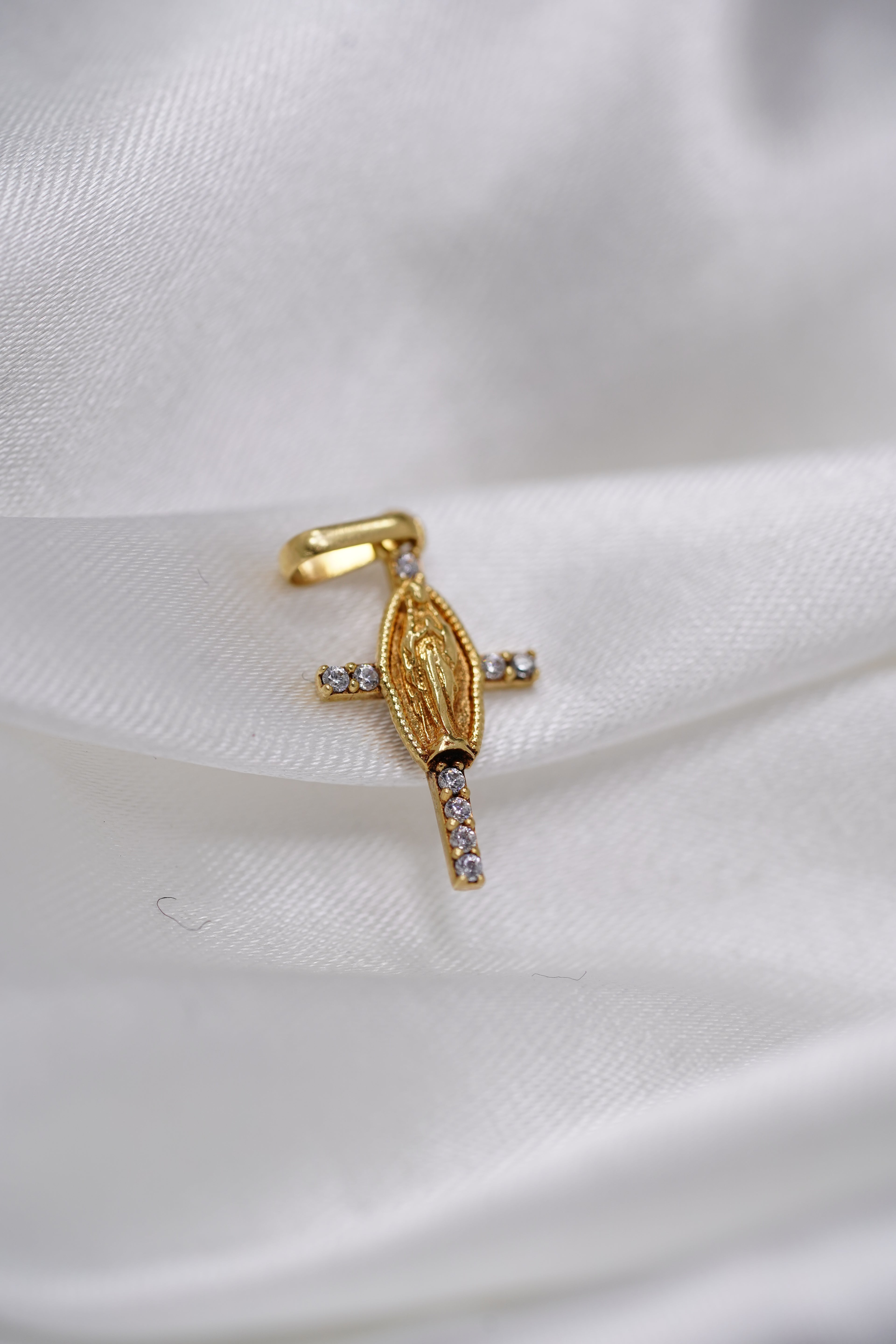 Dije Cruz con Virgen de Guadalupe en Oro 18K