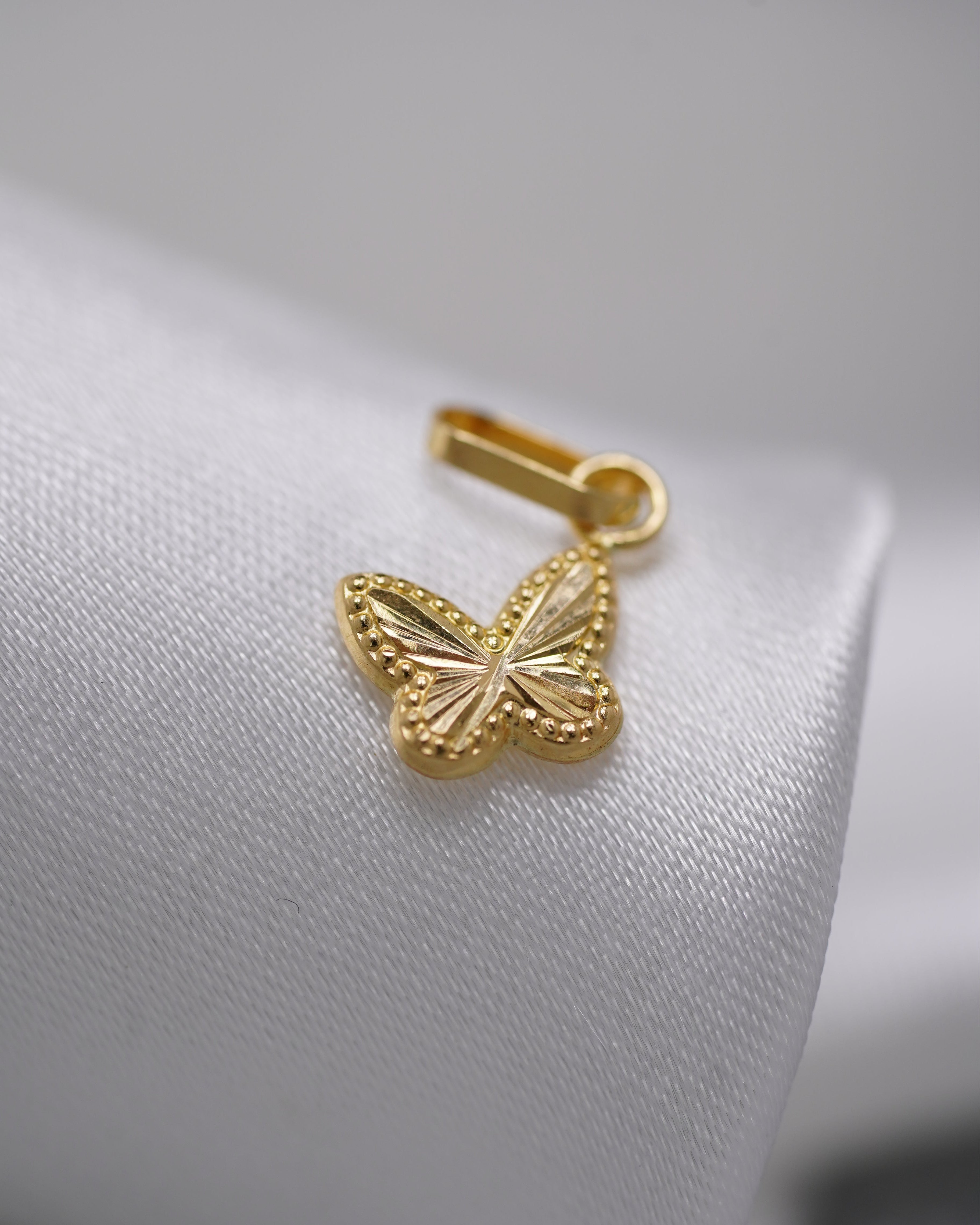 Dije de Mariposa en Oro 18K