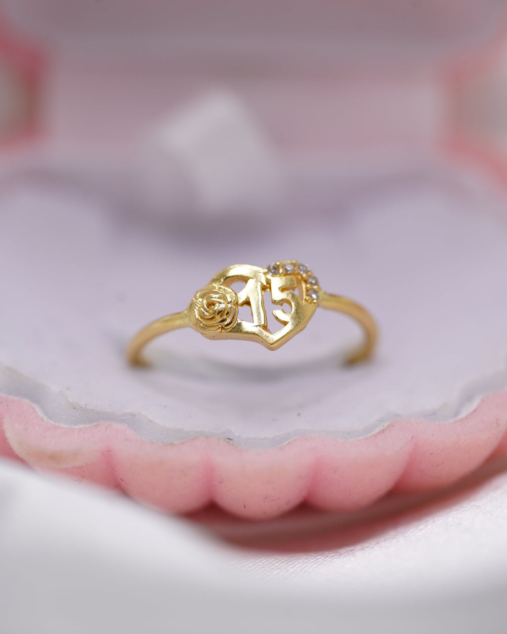 Anillo de 15 Años en Oro 18K – 1.9 Gramos | Una Joya Especial para un Momento que Durará Toda la Vida