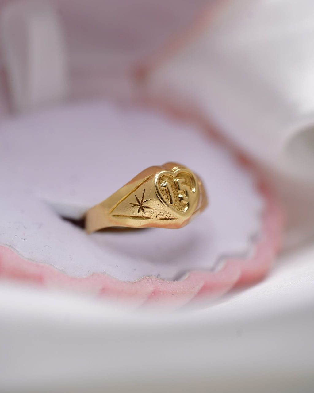 Anillo de 15 Años en Oro 18K – 1.4 Gramos | Elegancia en una Joya que Perdura para Siempre