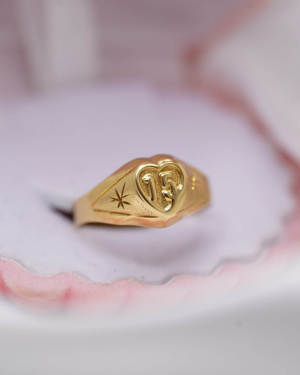 Anillo de 15 Años en Oro 18K – 1.4 Gramos | Elegancia en una Joya que Perdura para Siempre