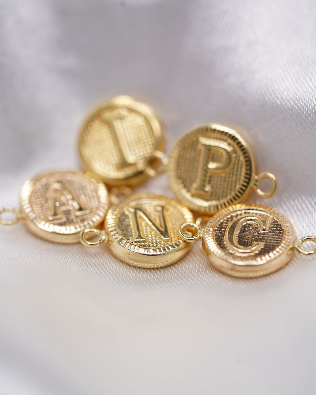 Herraje de Iniciales en Oro 18K