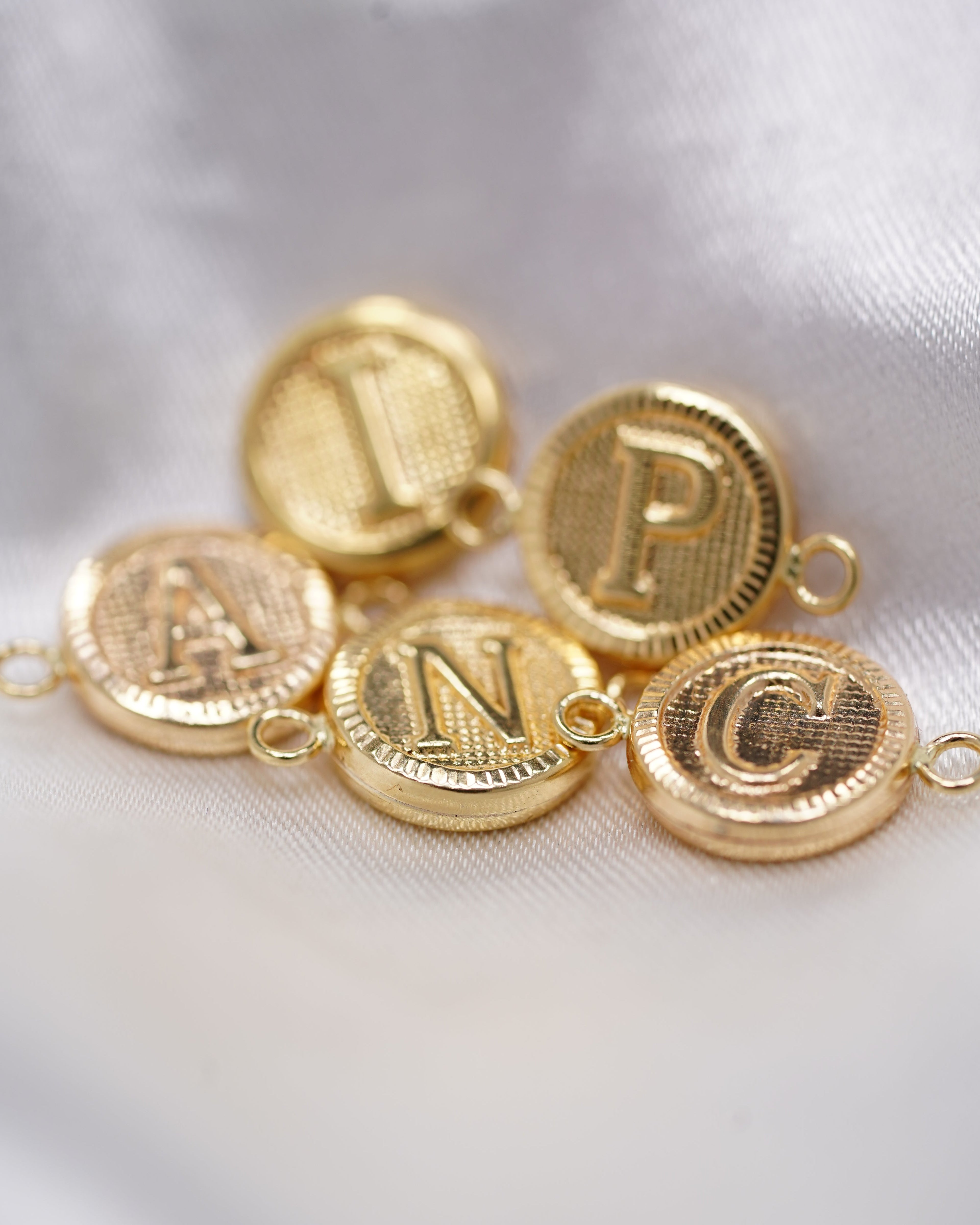 Herraje de Iniciales en Oro 18K