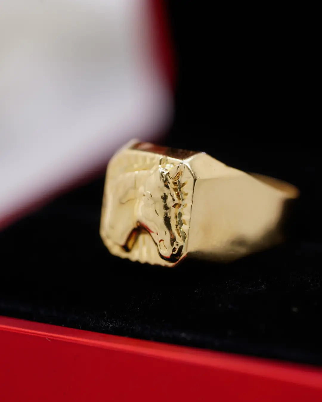 🐎 Anillo Caballero Caballo en Oro 18K – Fuerza, Libertad y Elegancia