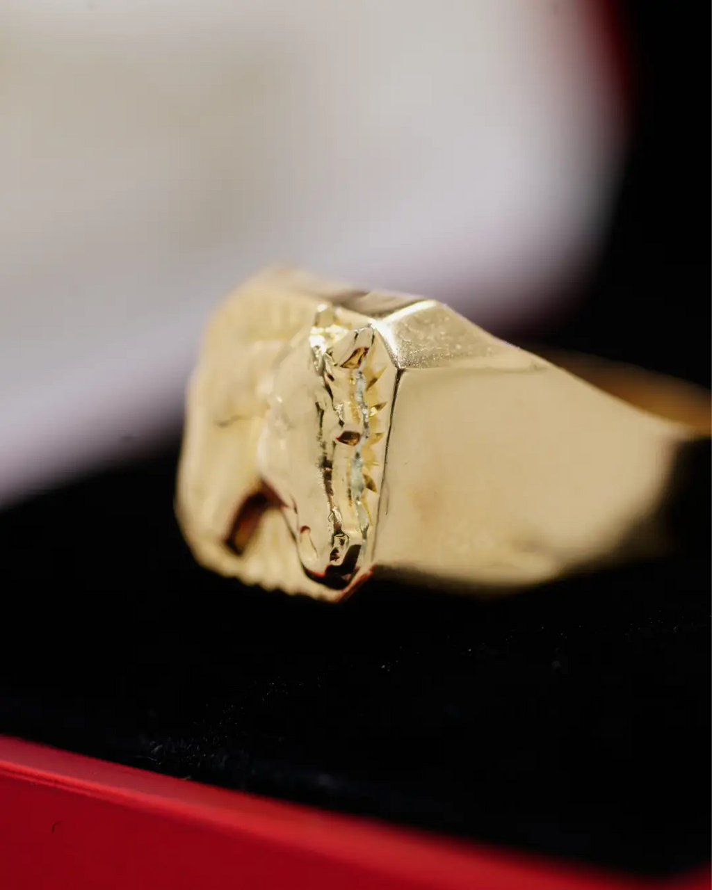 🐎 Anillo Caballero Caballo en Oro 18K – Fuerza, Libertad y Elegancia