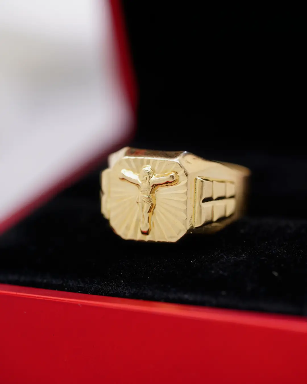 ✝️ Anillo Caballero Cristo en Oro 18K – Fe, Protección y Elegancia
