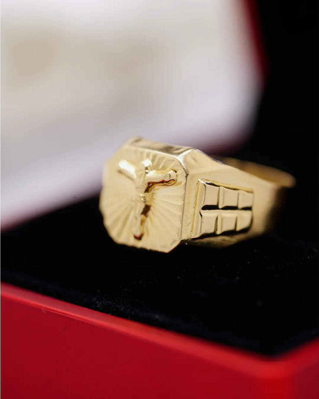 ✝️ Anillo Caballero Cristo en Oro 18K – Fe, Protección y Elegancia