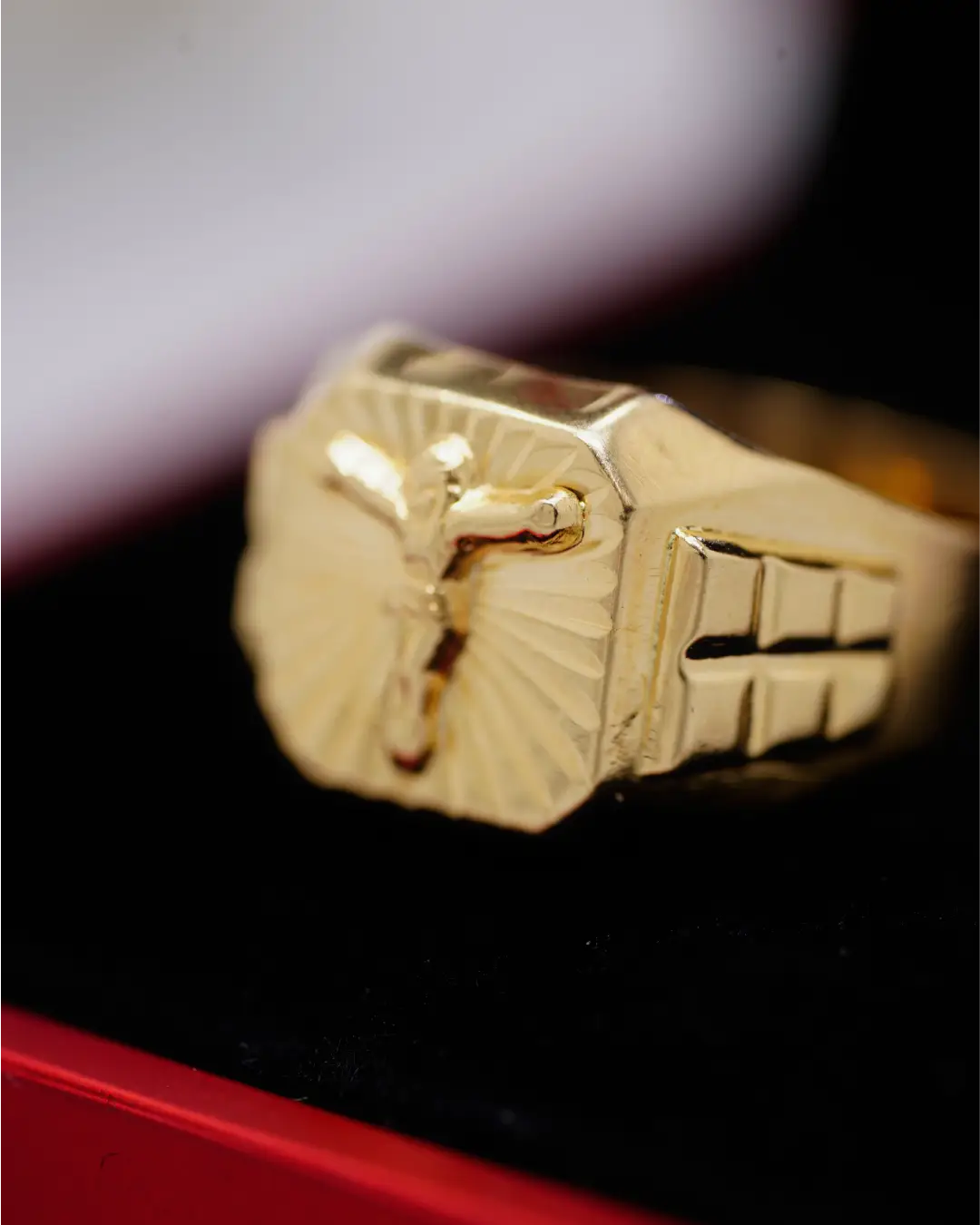 ✝️ Anillo Caballero Cristo en Oro 18K – Fe, Protección y Elegancia