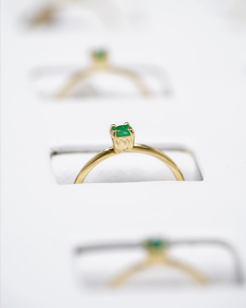 Anillo de Oro 18K con Esmeralda Natural