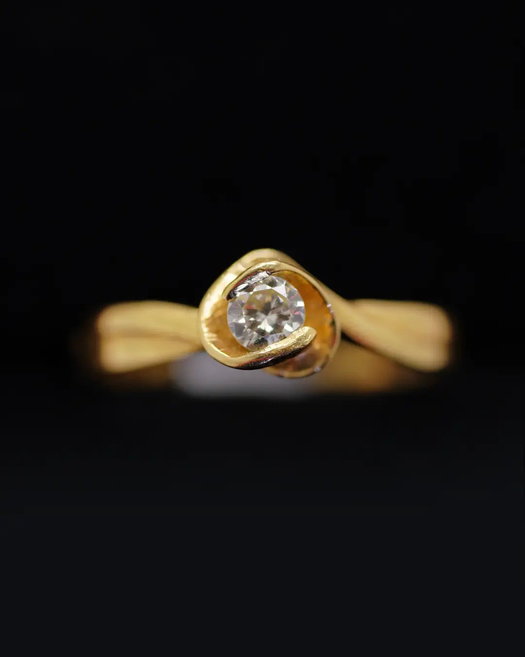Anillo de Compromiso en Oro 18K con Diamante Natural 0.20 P y 0.15 P | Dorian Joyeros