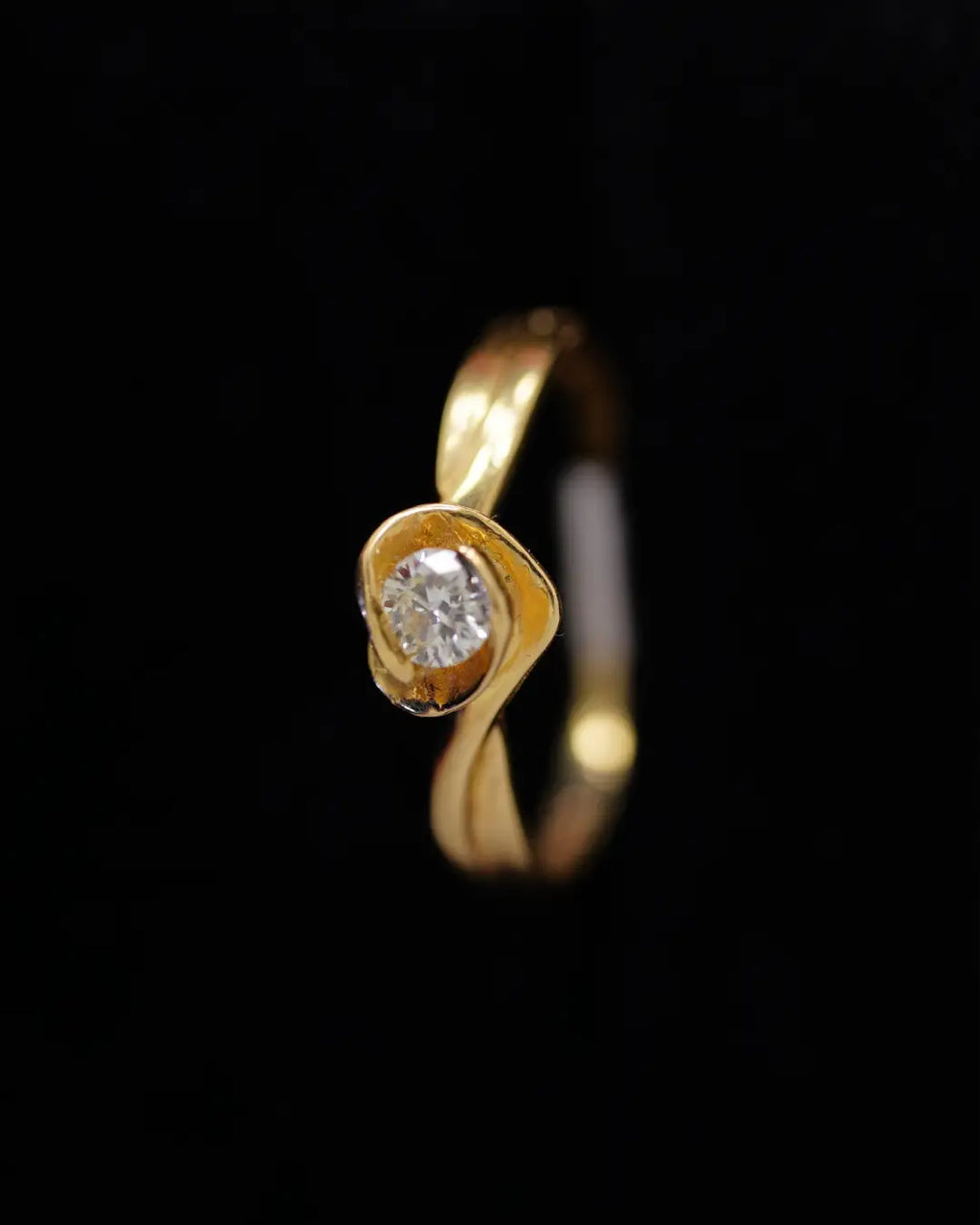 Anillo de Compromiso en Oro 18K con Diamante Natural 0.20 P y 0.15 P | Dorian Joyeros